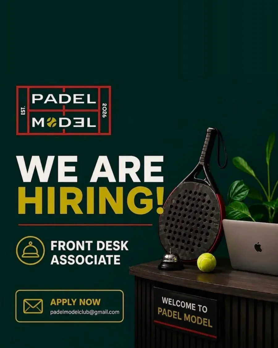 Affiche de recrutement Padel Model pour un poste à l’accueil, avec une raquette et une clochette de service sur le comptoir.